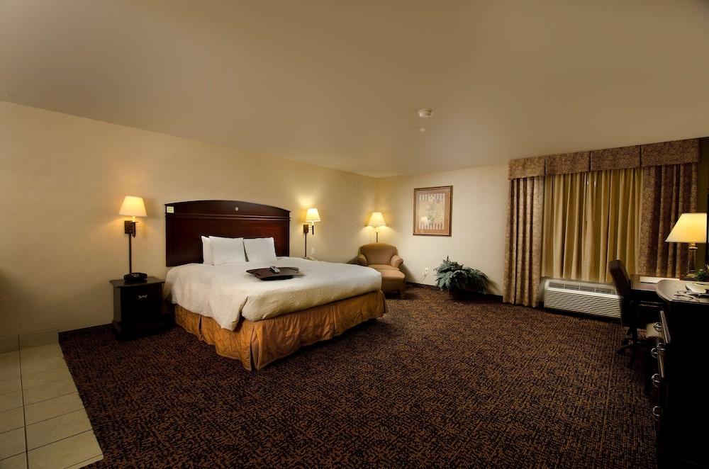 Hampton Inn & Suites Gallup — 6