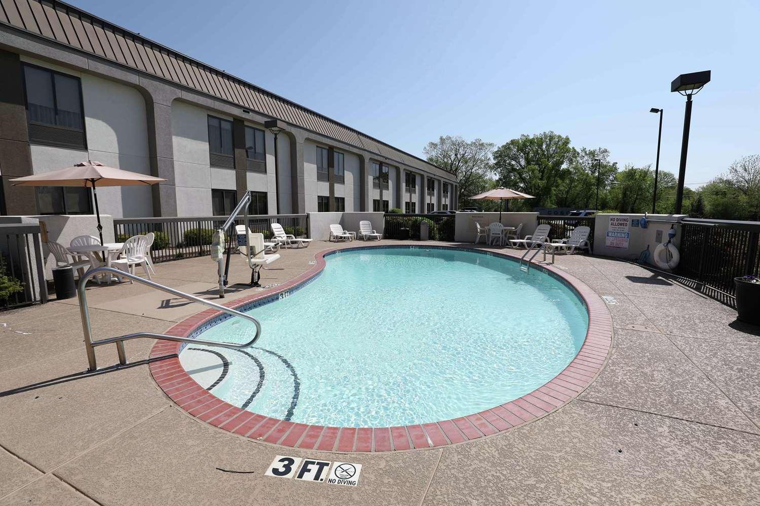 Hampton Inn Dyersburg — 4