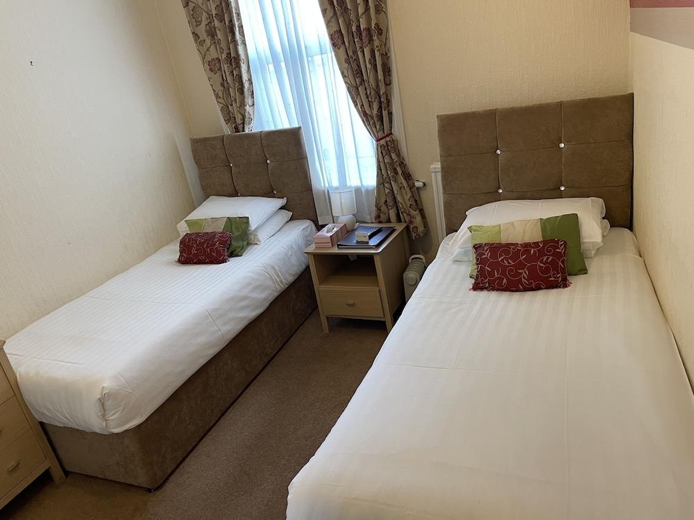 Diamonds Lodge Ltd (Ex Crossways Guest House) — 4