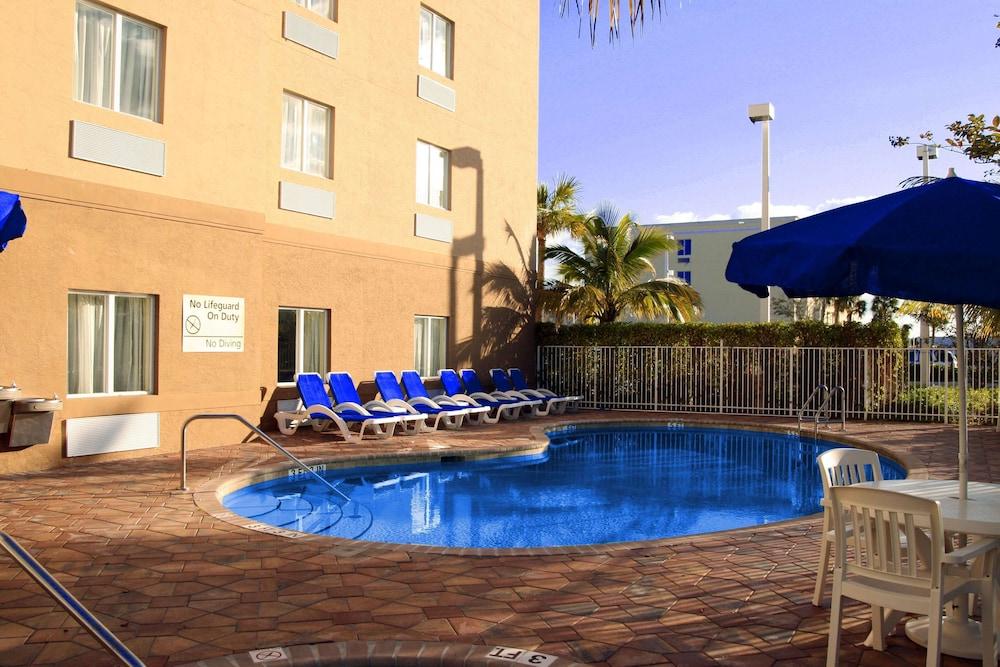 Hampton Inn & Suites Ft. Pierce — 6