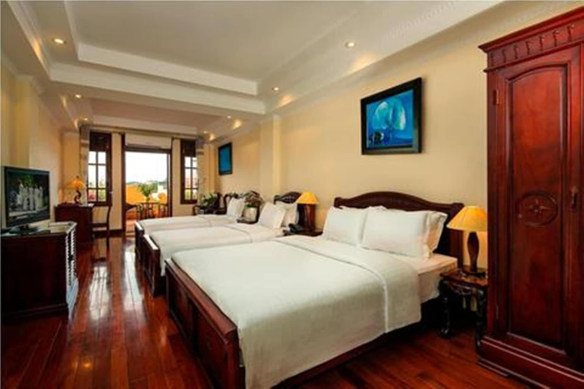 LUCKY 3 HOTEL — 8