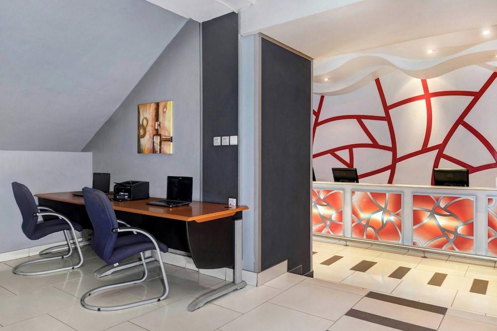 Protea Hotel by Marriott Lusaka Cairo Road — 8