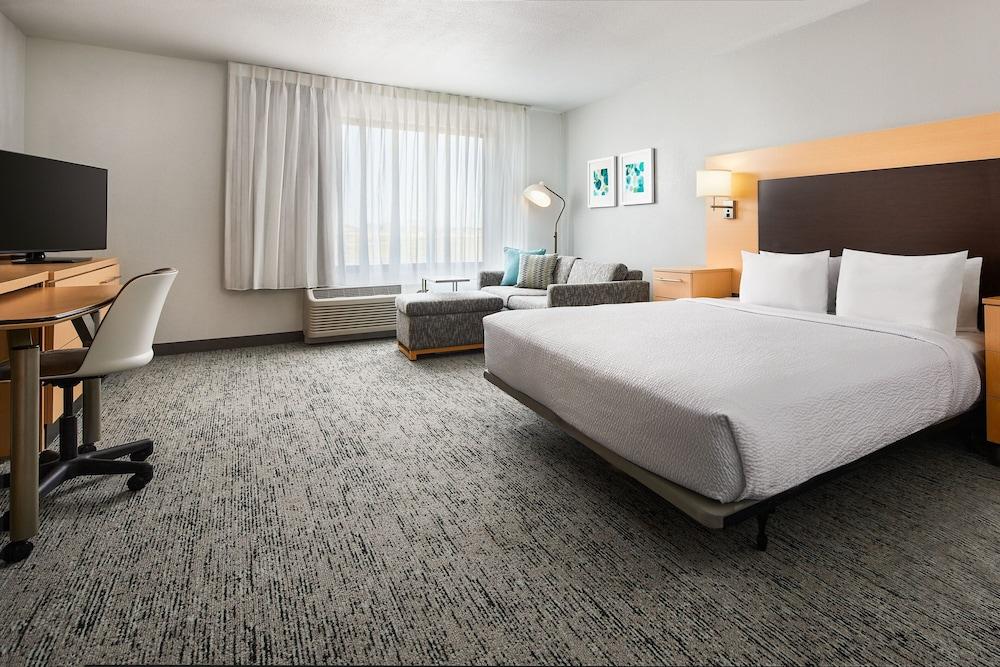 TownePlace Suites Garden City — 9