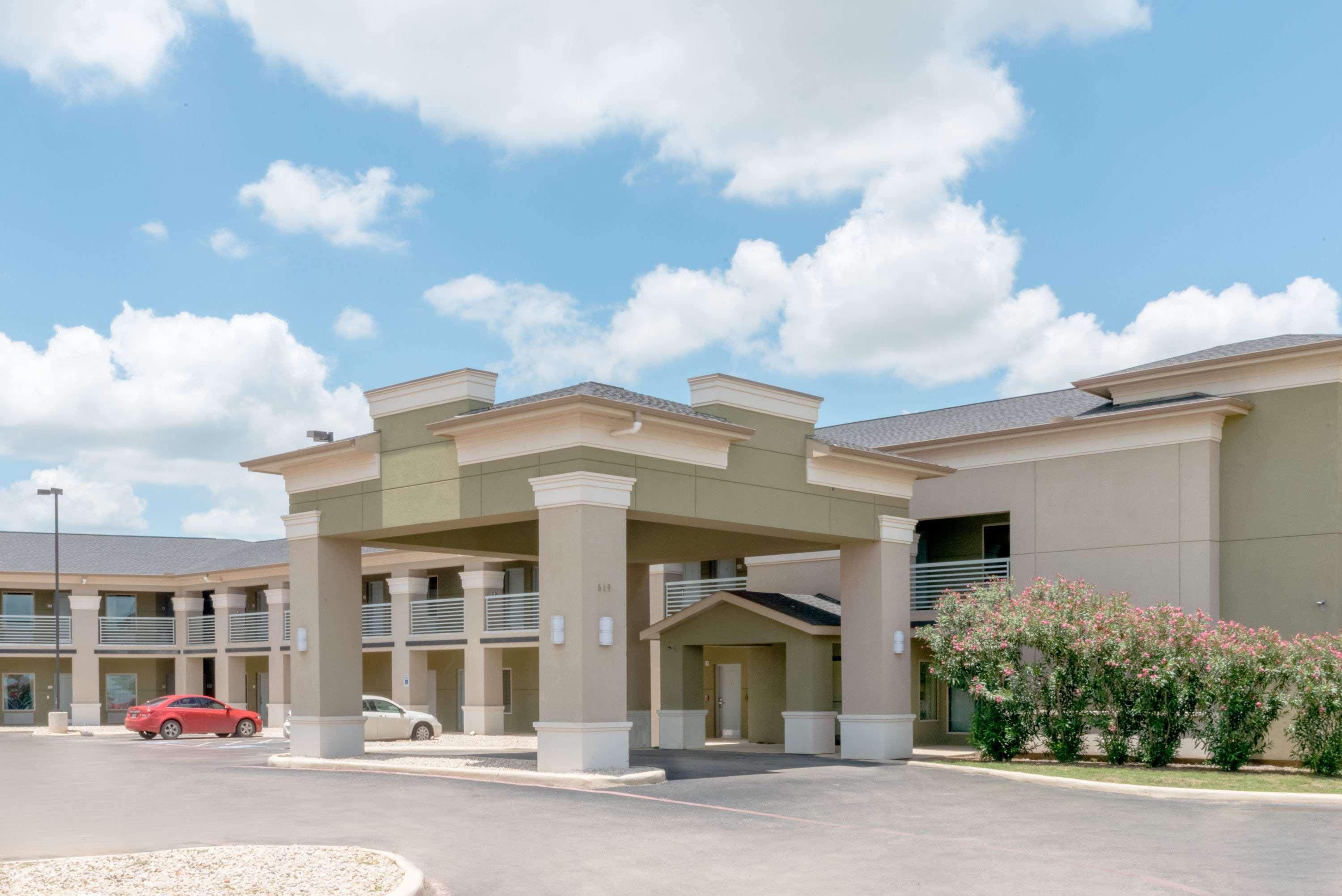 Super 8 by Wyndham Cotulla TX — 4
