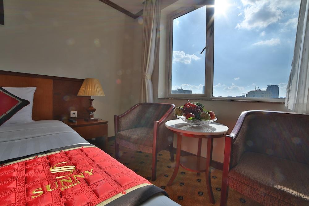 Sunny Hotel 1 — 1