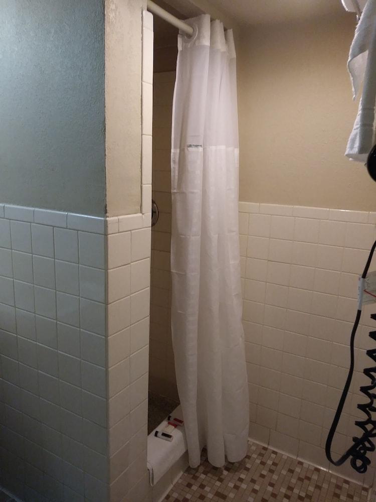 Days Inn by Wyndham Hot Springs — 8