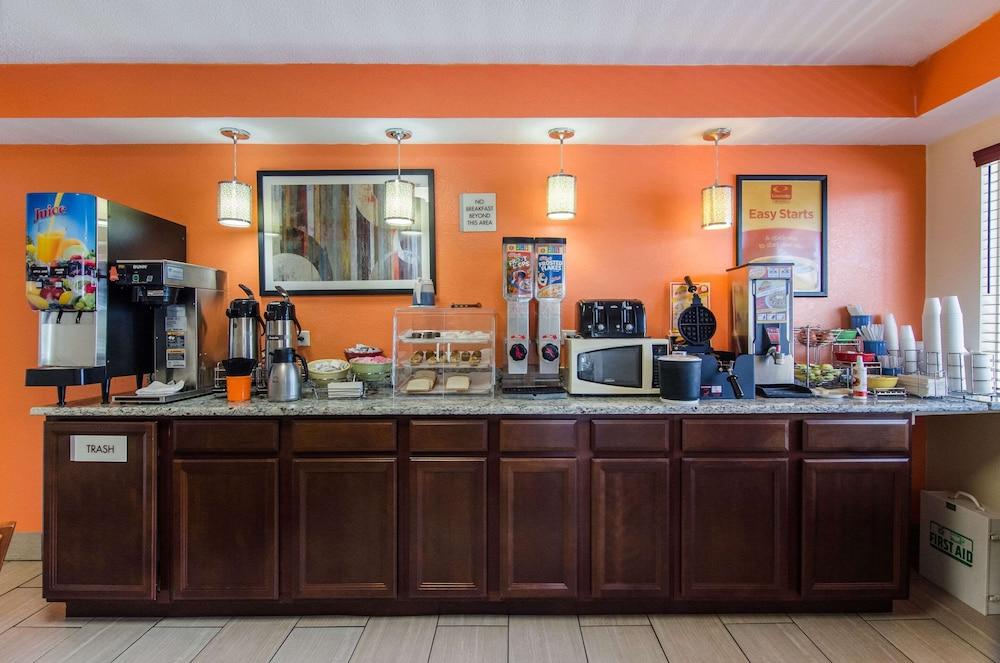 Econo Lodge Near Motor Speedway — 4