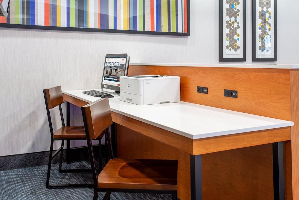 Holiday Inn Express Hotel and Suites Fort Wayne — 8