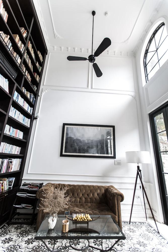 THE ALCOVE LIBRARY HOTEL — 9