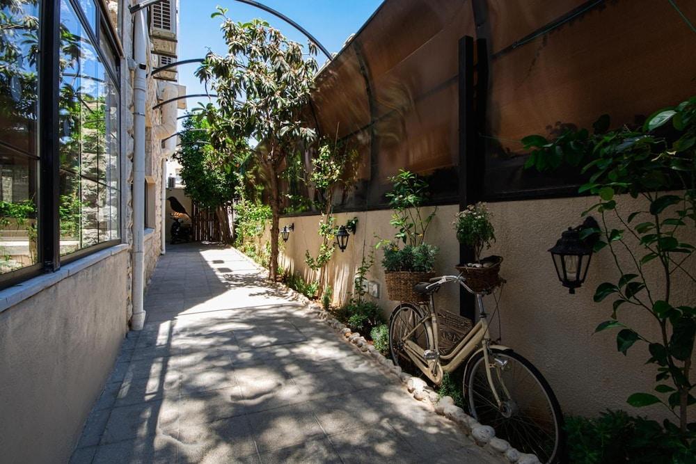 CANARY HOTEL 69454 — 2