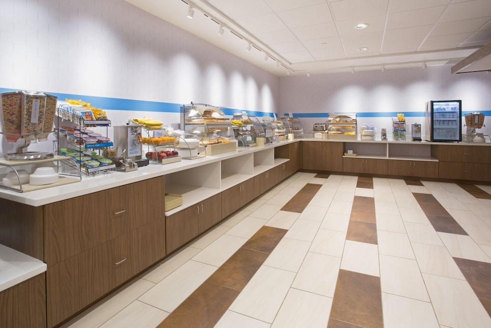 Holiday Inn Express & Suites Austin NW — 7