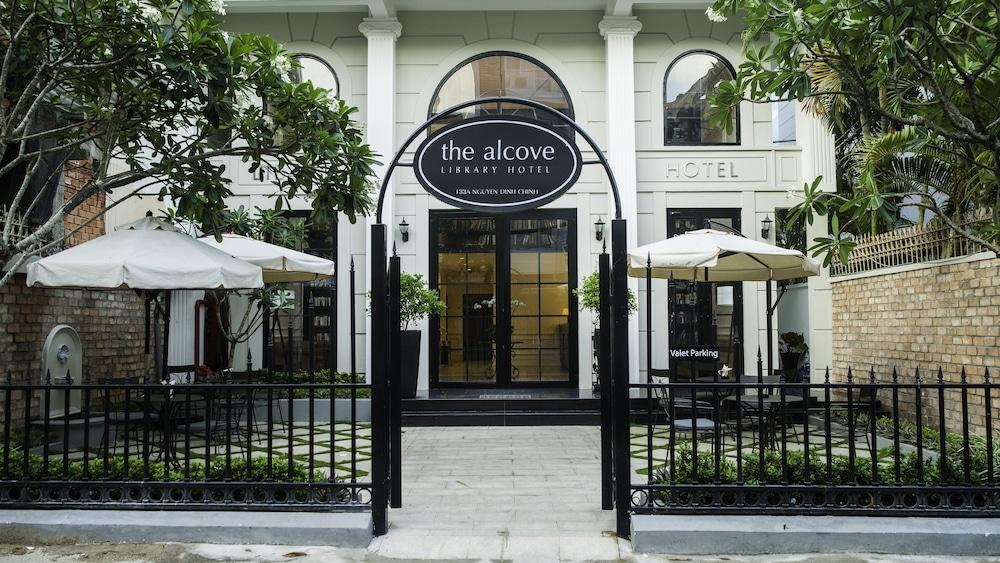 THE ALCOVE LIBRARY HOTEL