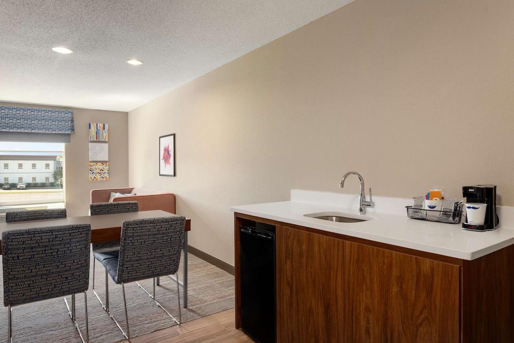 HAMPTON INN ST. LOUIS/COLUMBIA, IL — 10