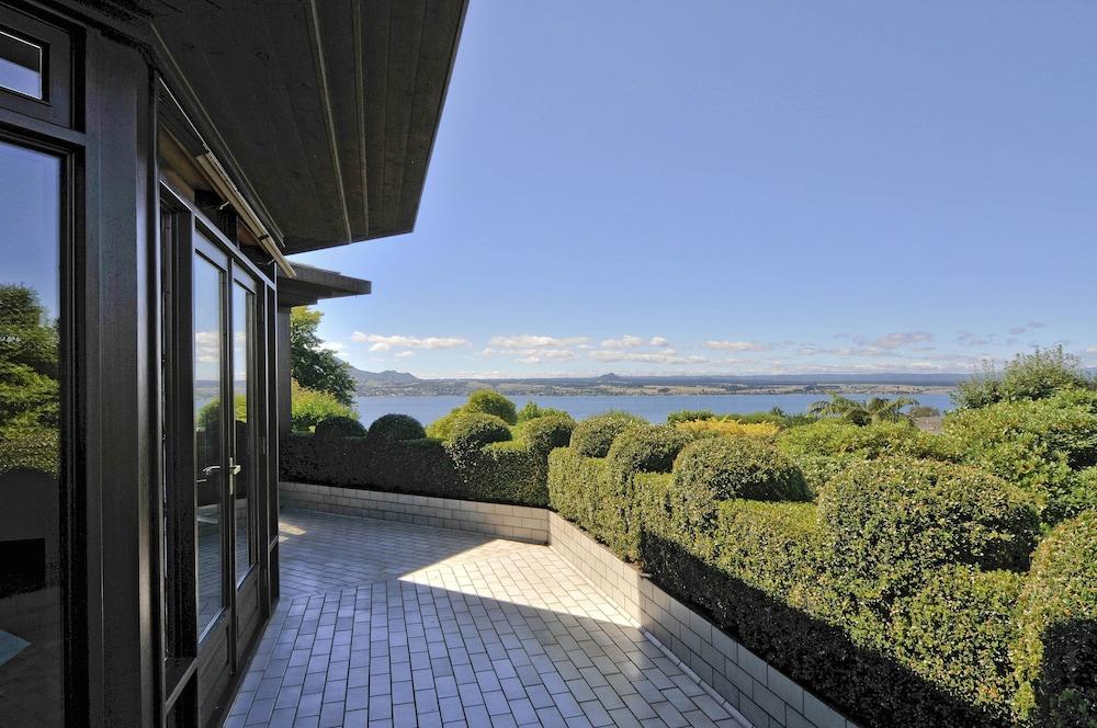 LAKE TAUPO LODGE 91699 — 5