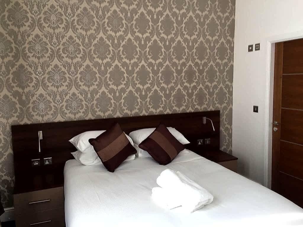 Marlborough Hotel — 3