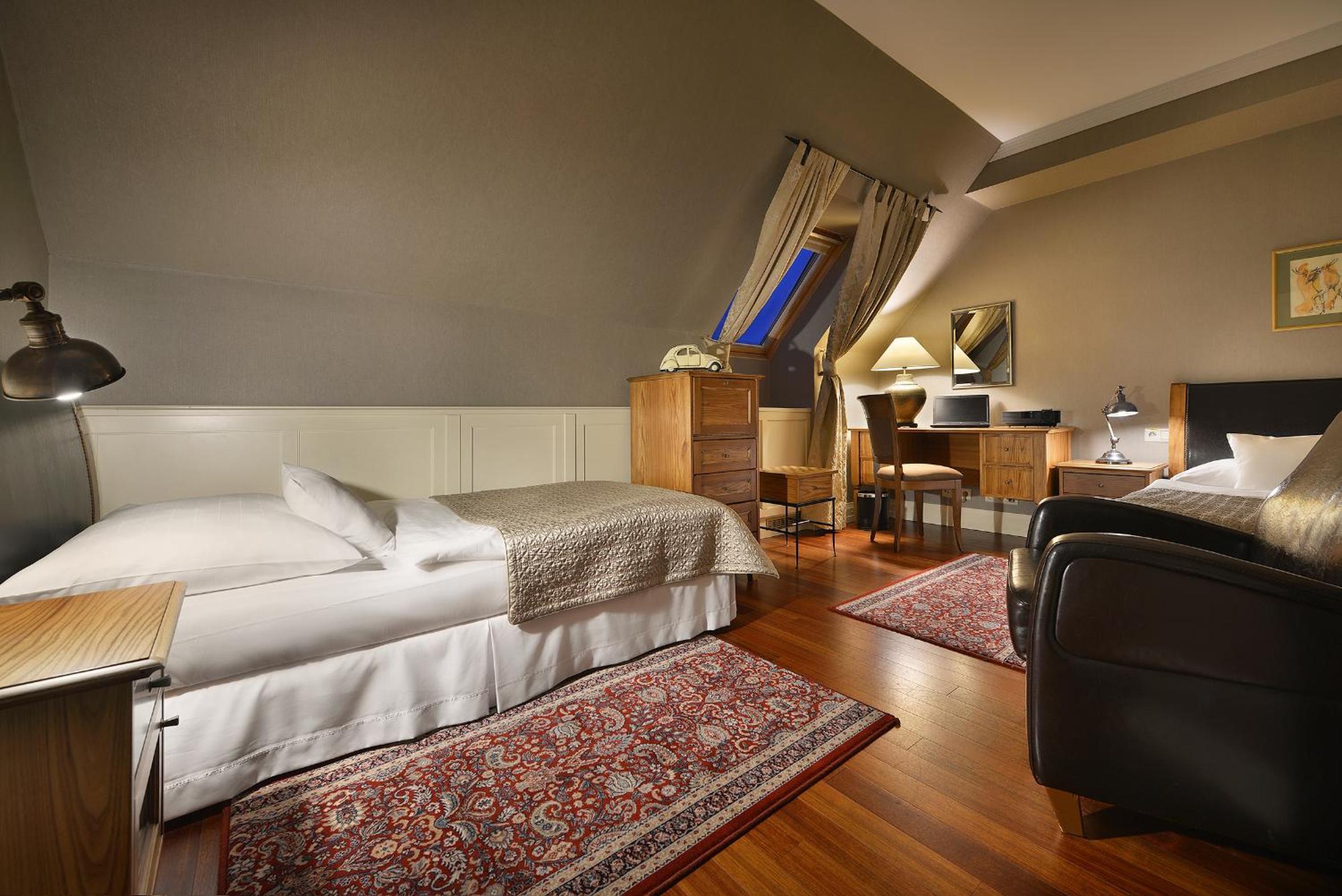 MARROL'S HOTEL — 5