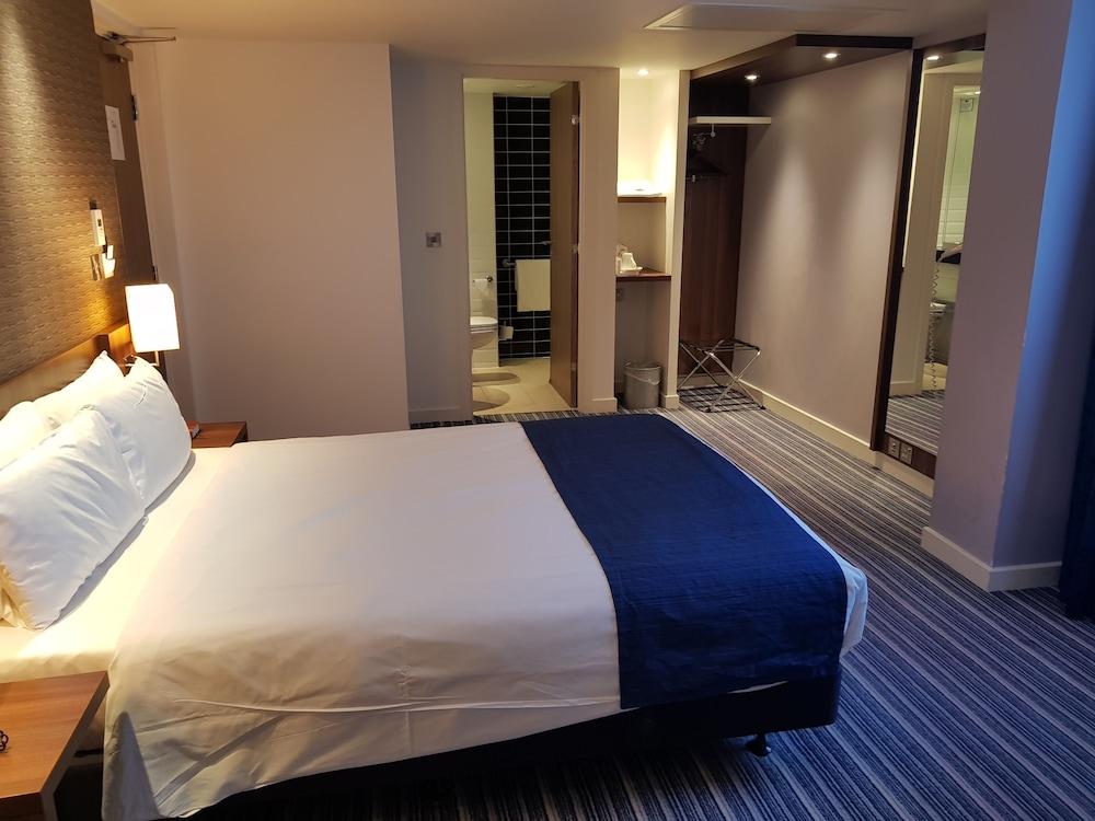 Holiday Inn Express Wakefield — 10