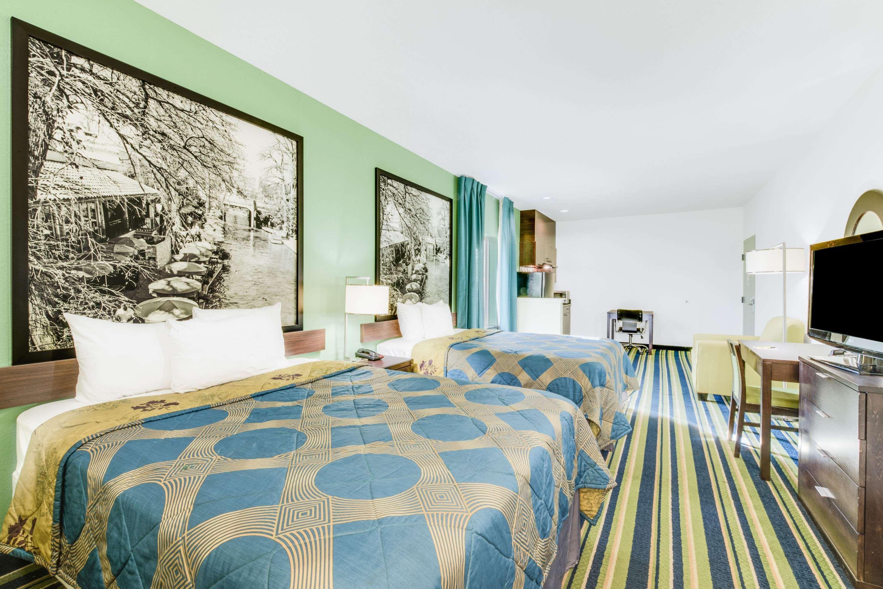 Super 8 by Wyndham Cotulla TX — 9