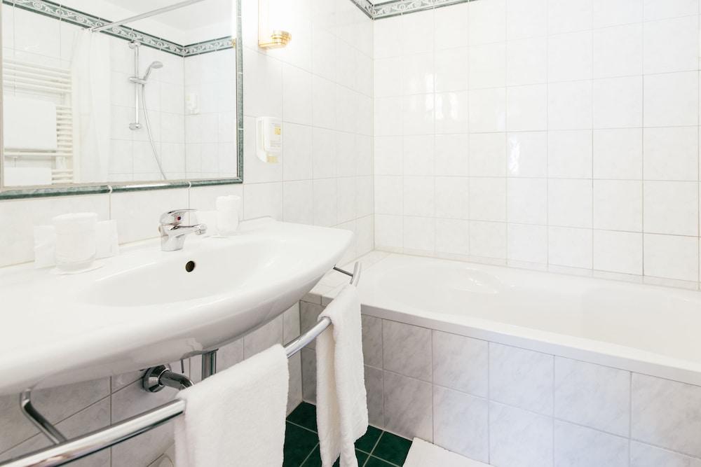 HOTEL EXCELSIOR 8174 — 9