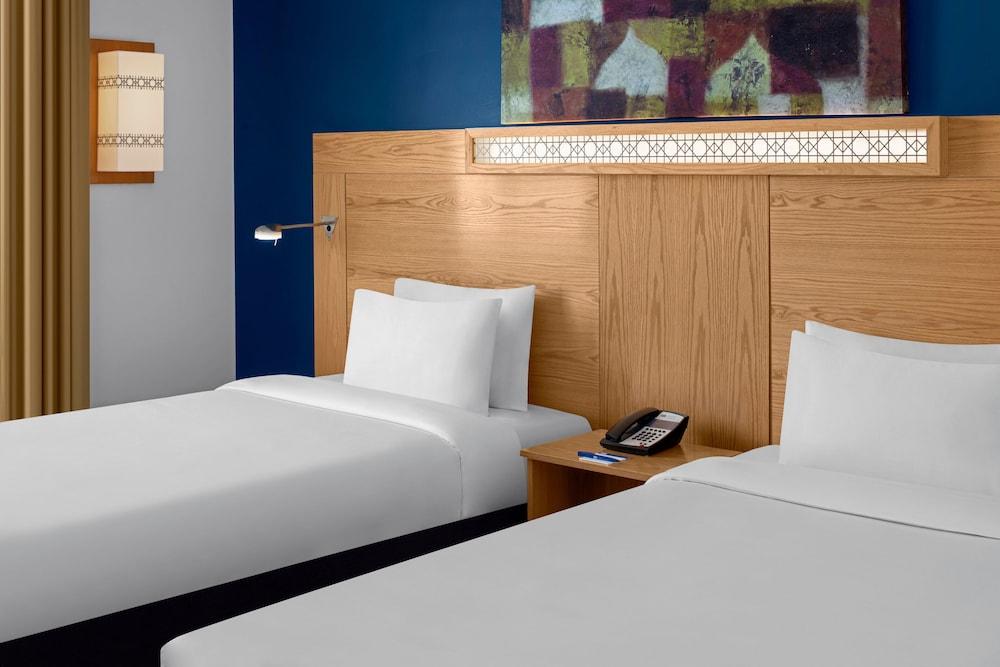 Holiday Inn Express Dubai Airport — 1