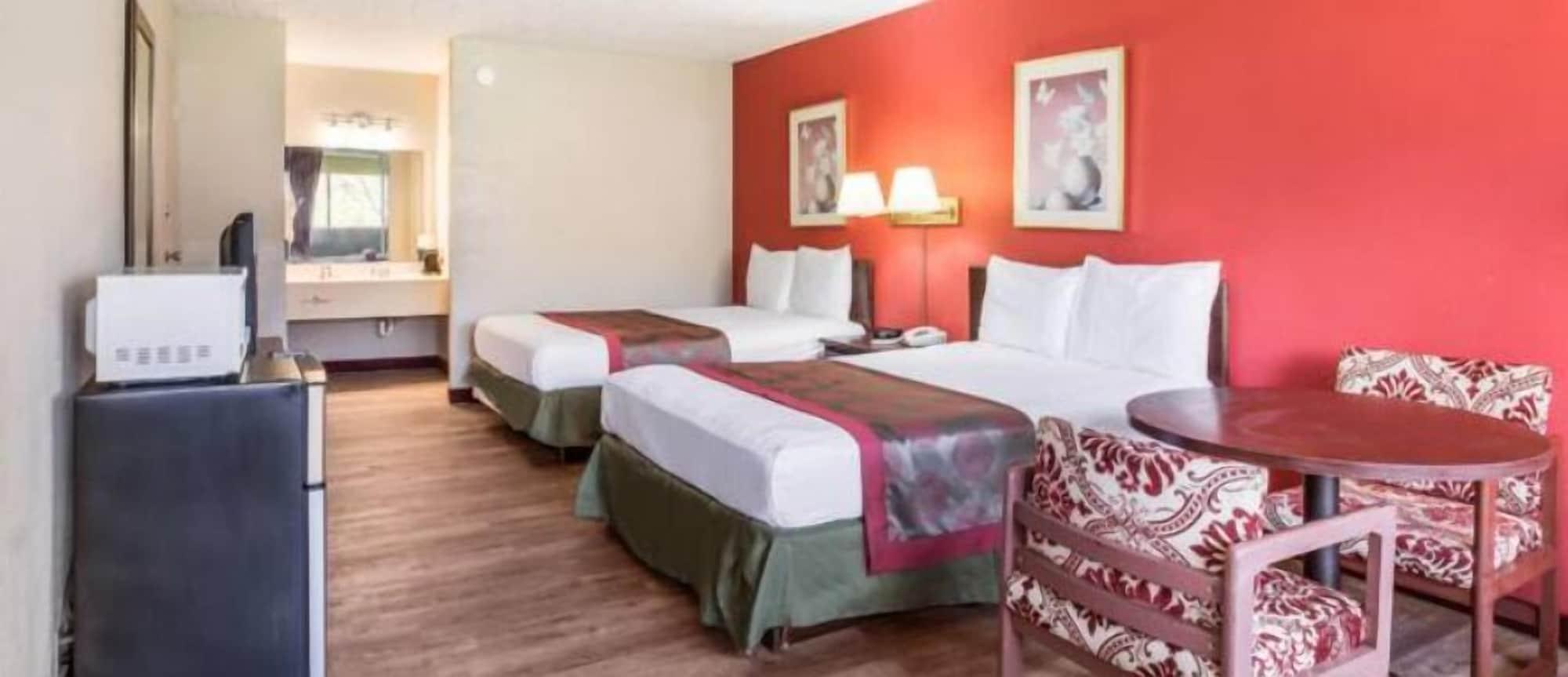 Red Carpet Inn and Suites Hazleton — 9