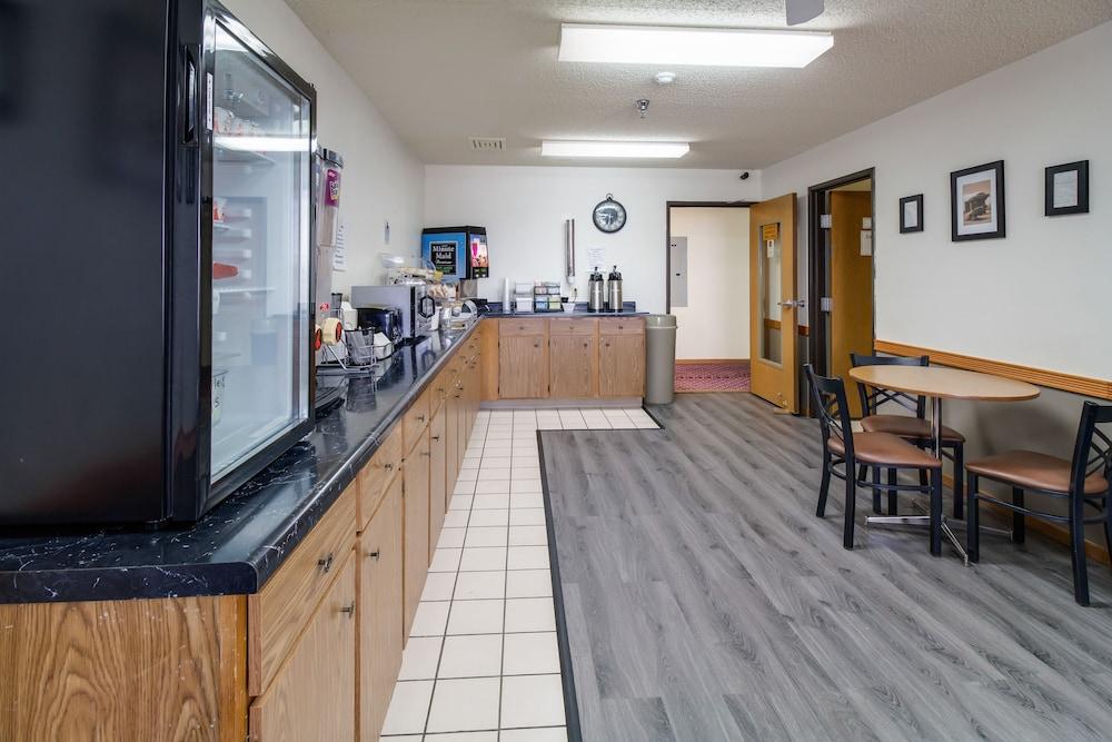 Alliance Hotel & Suites, a Howard Johnson by Wyndham — 8