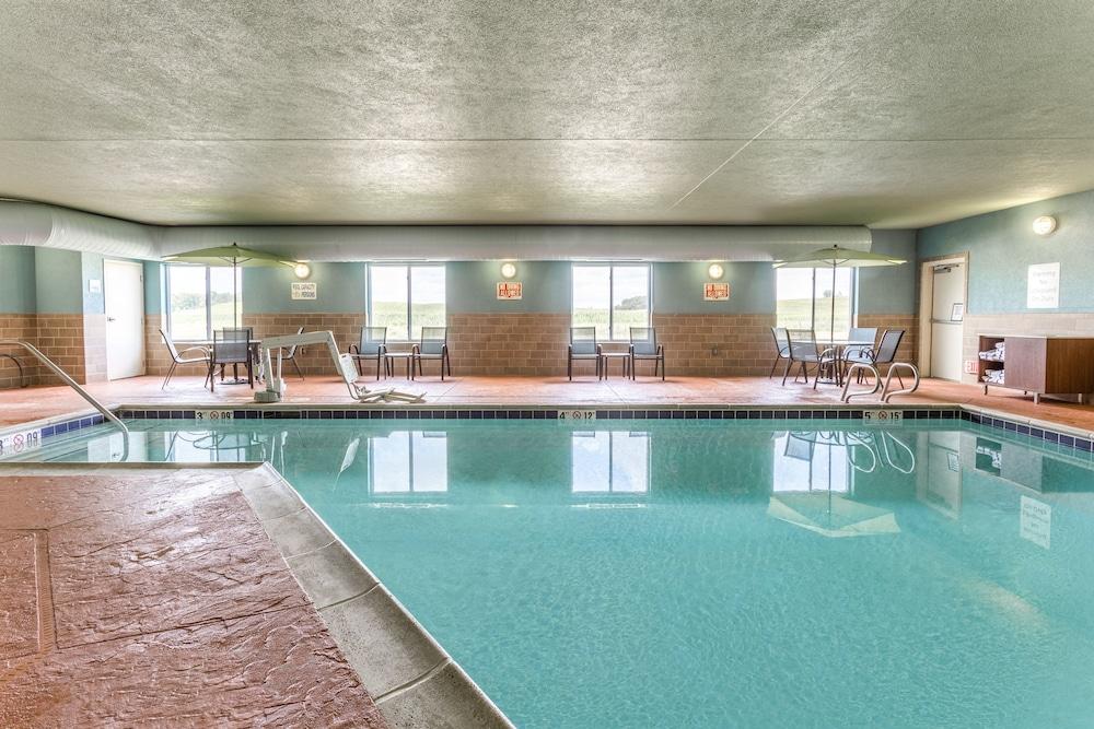 HOLIDAY INN EXPRESS HOTEL & SUITES ALBERT LEA - I-35 — 1
