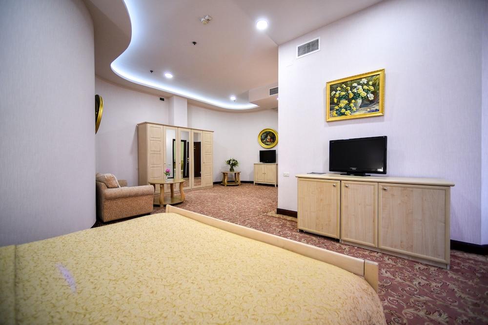 METROPOL HOTEL — 7