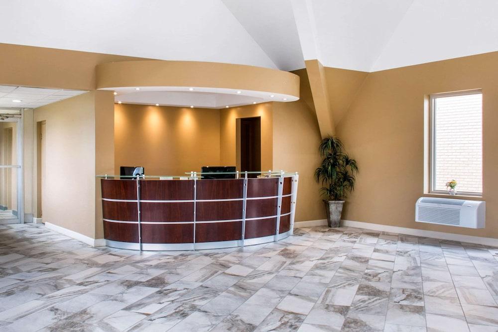 Econo Lodge Inn And Suites — 1