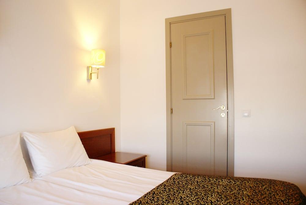 GOTTHARD HOTEL 916565 — 10