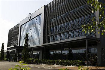 Village Urban Resort London Watford — 1