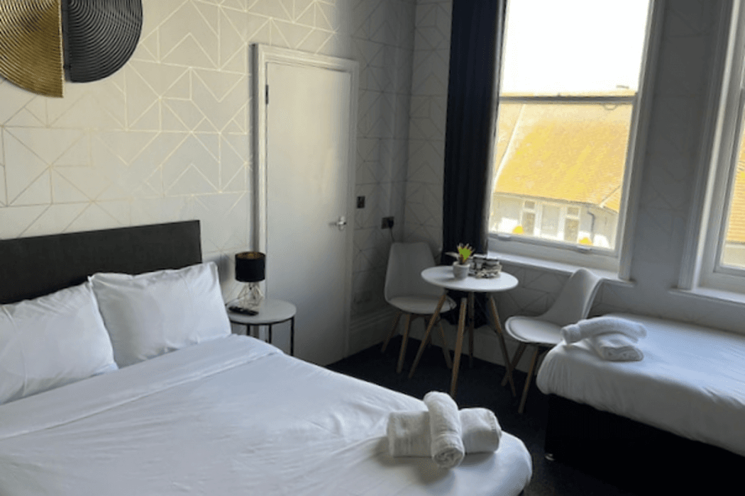 OYO Marine Parade Hotel Eastbourne Pier — 9