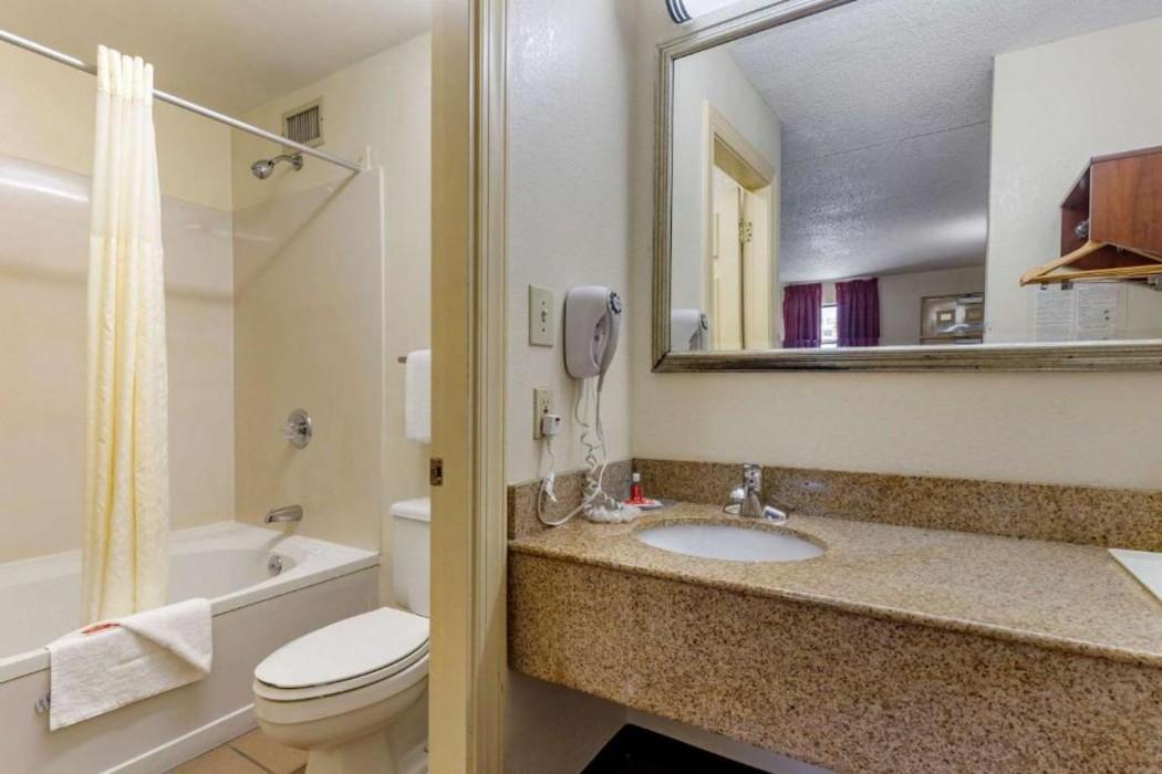 Econo Lodge Fayetteville, NC — 8