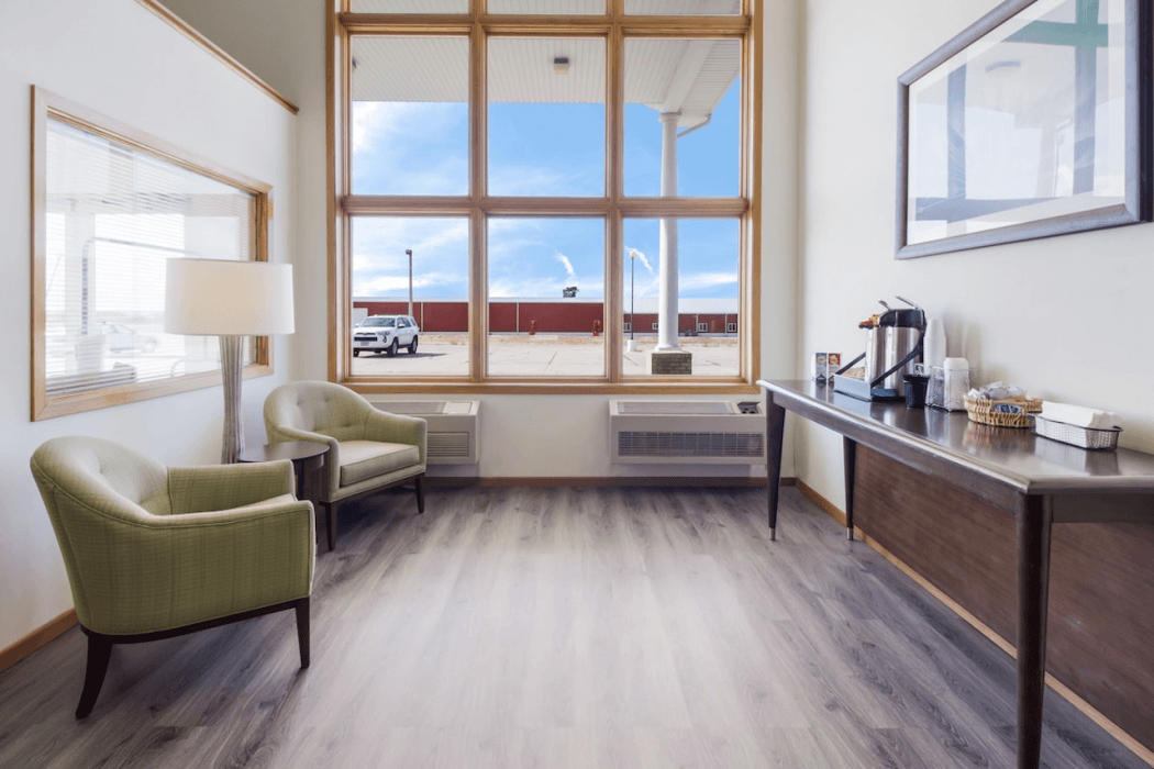 Alliance Hotel & Suites, a Howard Johnson by Wyndham — 6