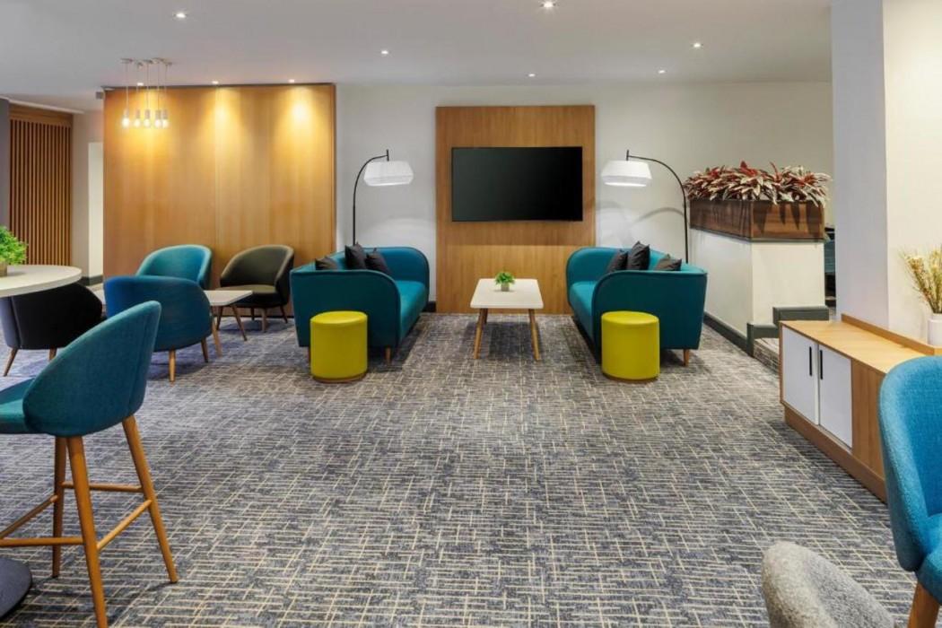 Holiday Inn High Wycombe M40 Jct. 4 — 5