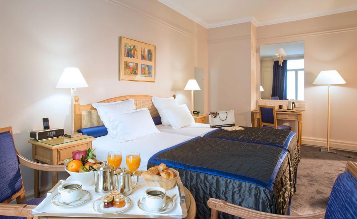 HOTEL CALIFORNIA CHAMPS ELYSEES 7014 — 8