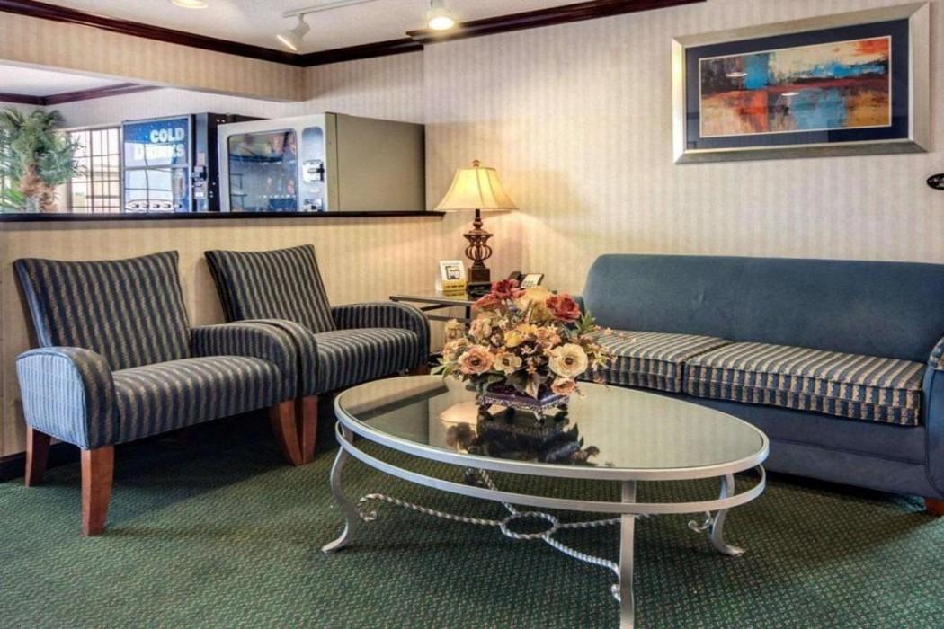 Econo Lodge Inn & Suites El Paso West — 4