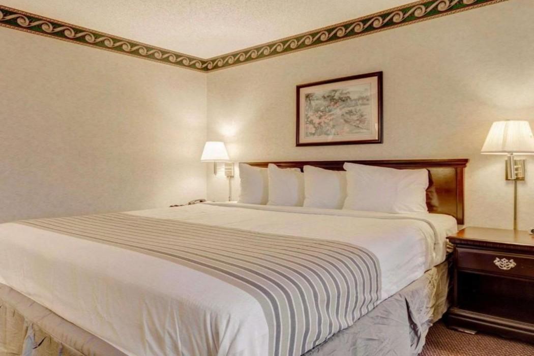 Econo Lodge Inn & Suites El Paso West — 6