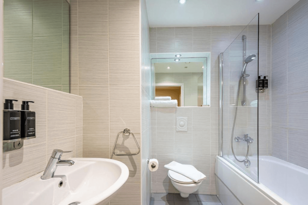 Roomzzz Leeds Headingley — 8