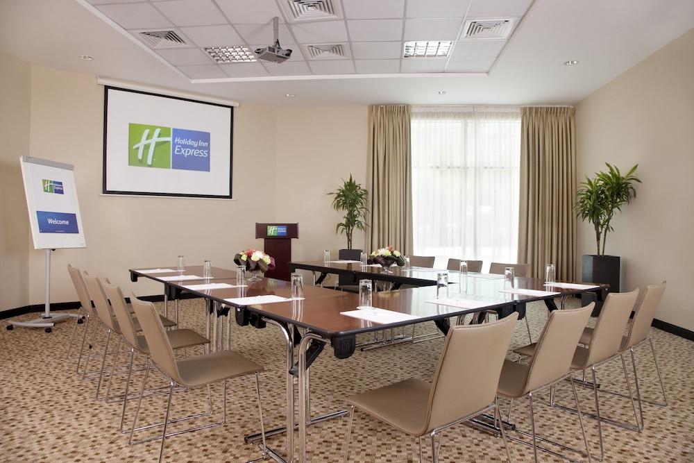 Holiday Inn Express Dubai Safa Park, an IHG Hotel — 8