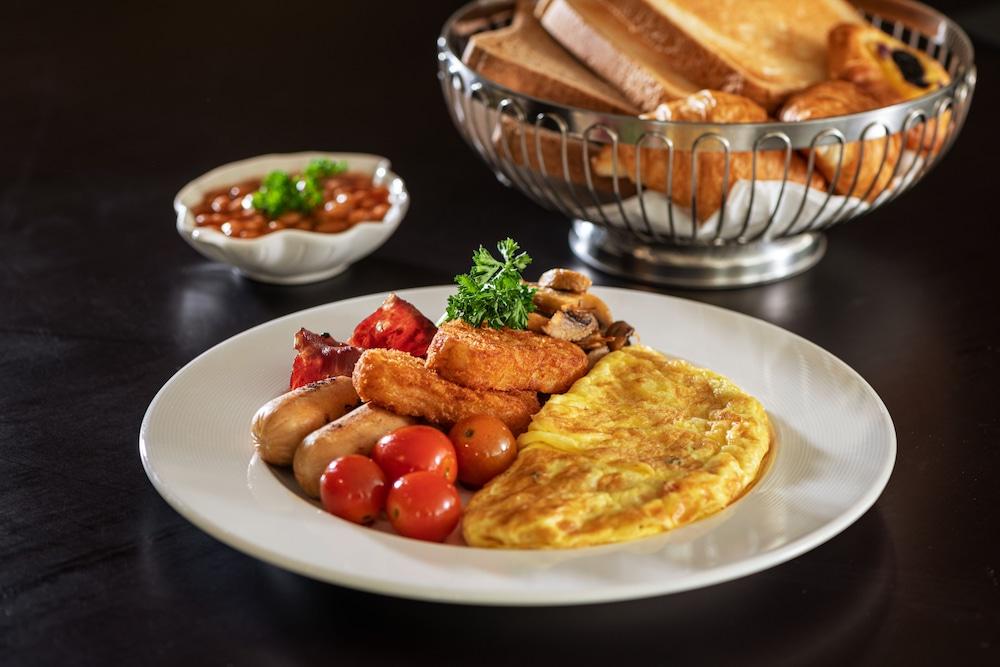 Four Points by Sheraton Production City, Dubai — 8