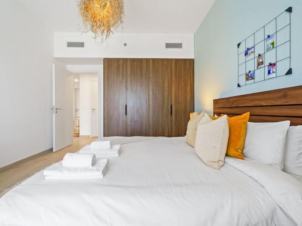 Iconic Views Apt With Balcony Close to the Beach — 8
