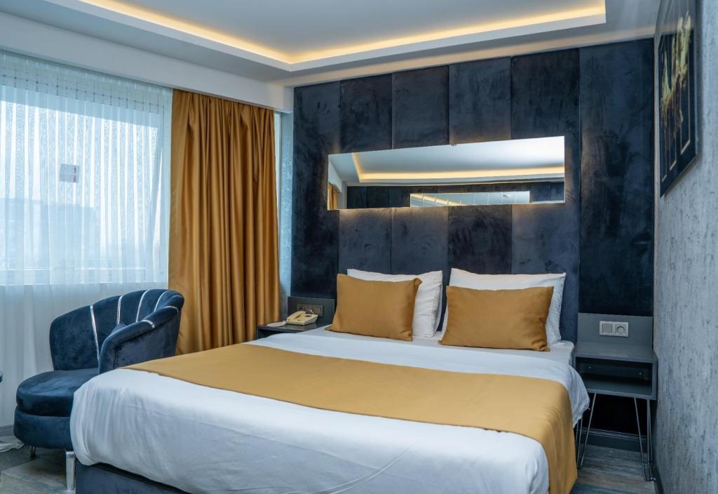 216 Silver Suite — 9