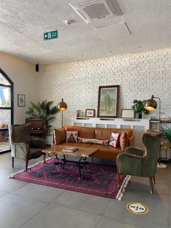 8 Rooms Hotel