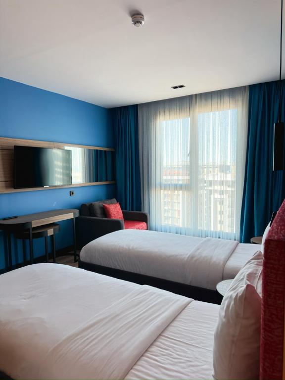 Axis Suites Hotel — 8