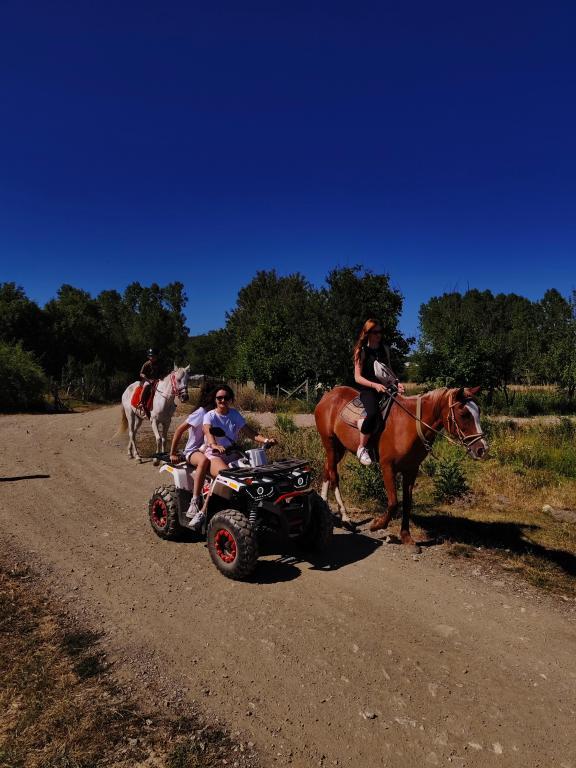 Emirbey Atlı Turizm Doğal Yaşam Köyü — 2