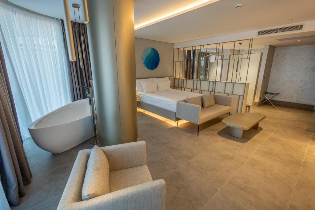 Four Hills Hotel — 5