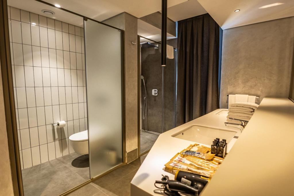 Four Hills Hotel — 10