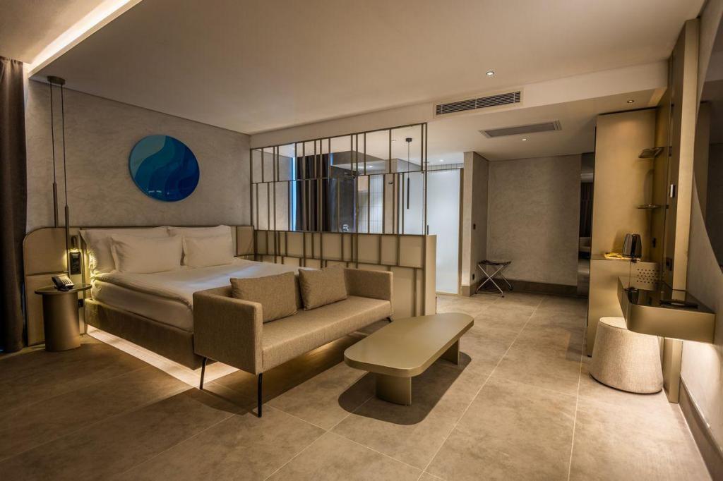 Four Hills Hotel — 7