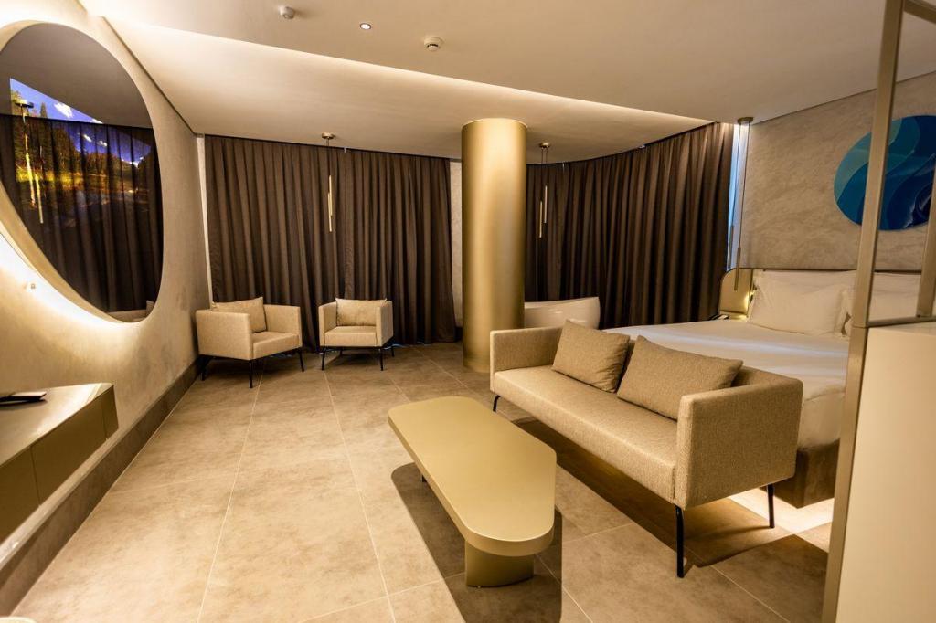 Four Hills Hotel — 9